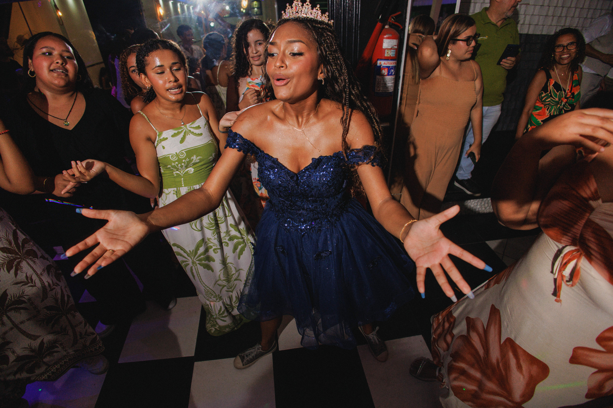 Debutante de vestido azul celebrando com convidados