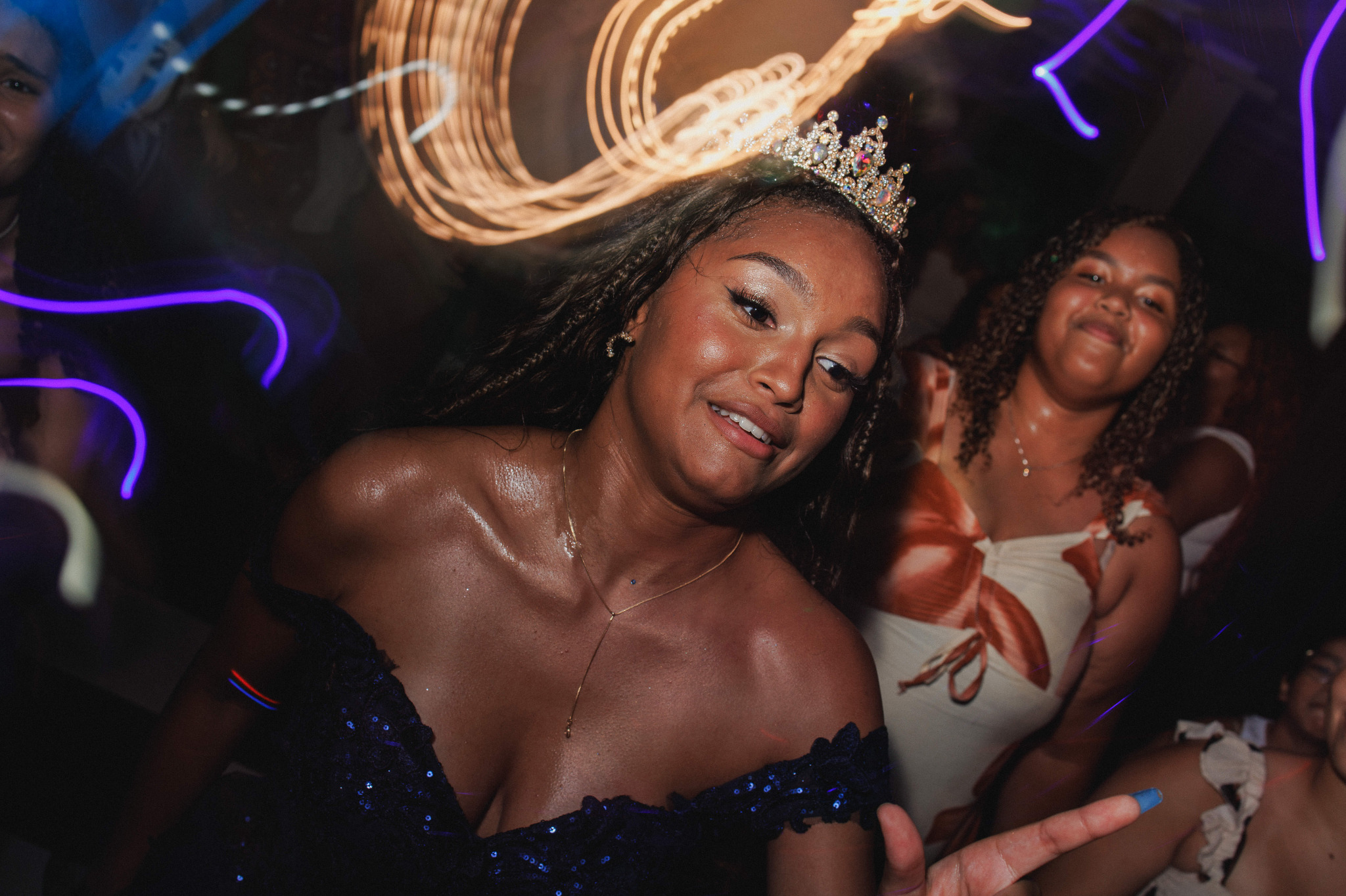 Debutante de vestido azul dançando com amigas