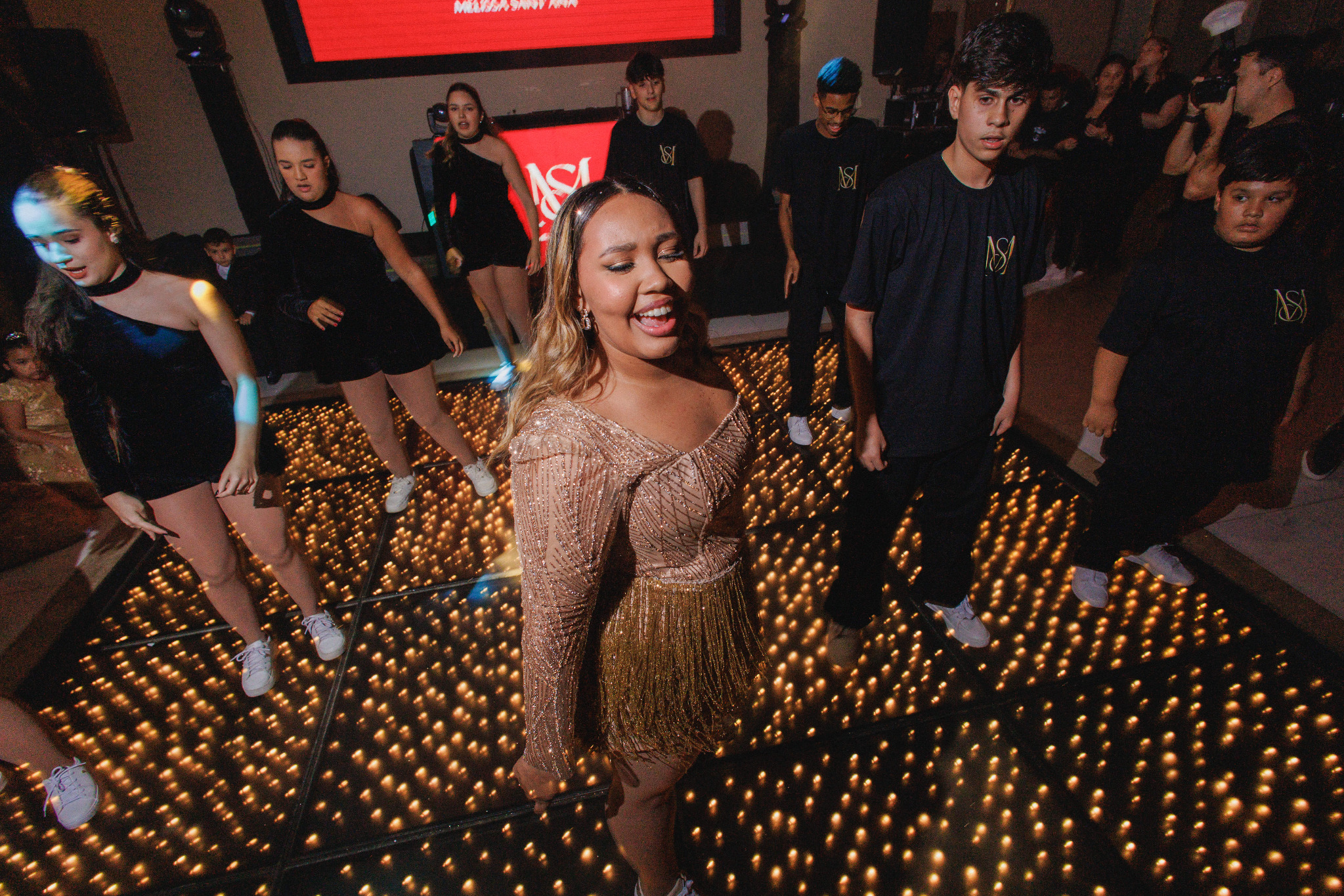 Melissa no centro da pista de dança
