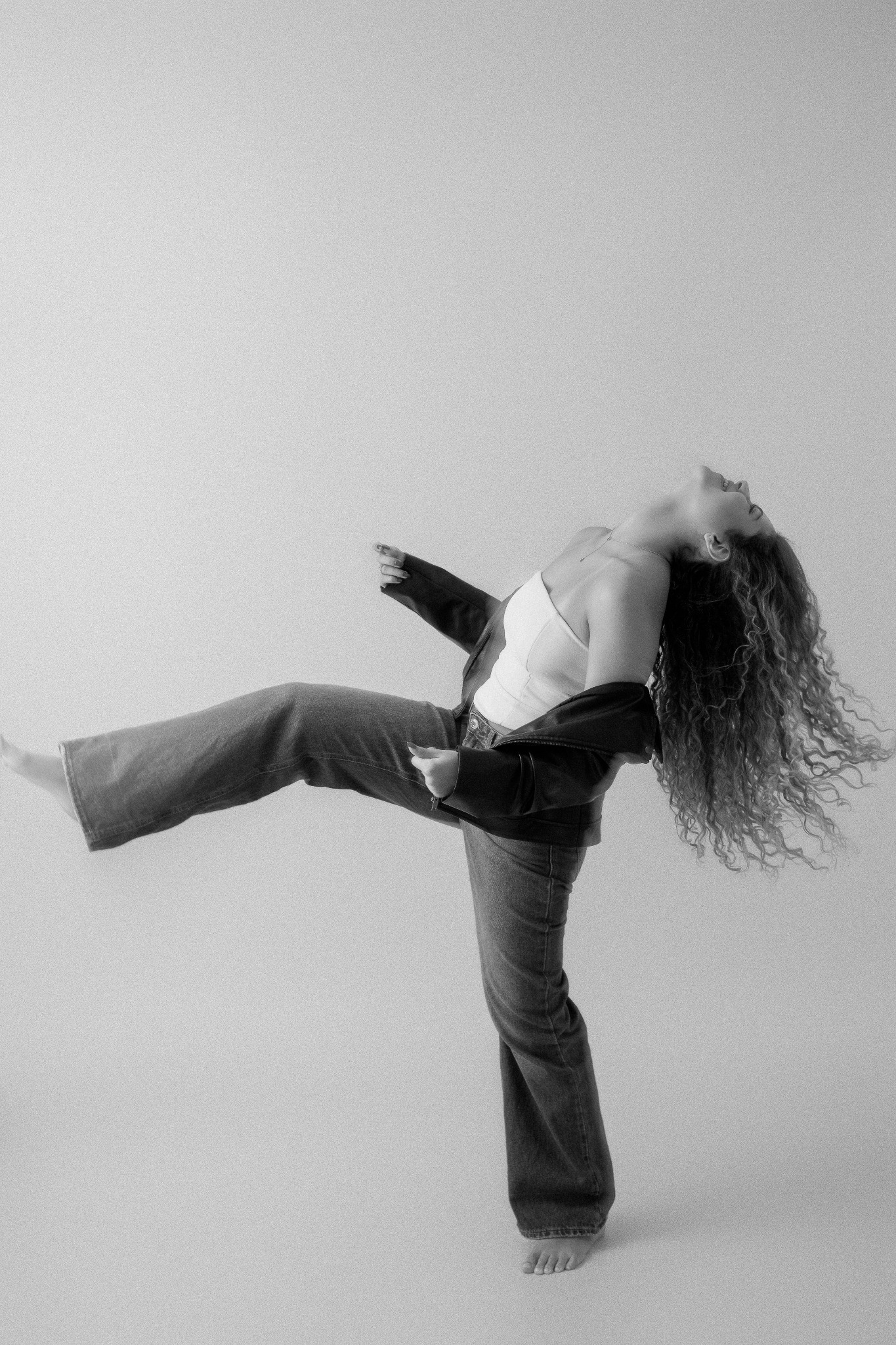 Sara em movimento durante ensaio editorial