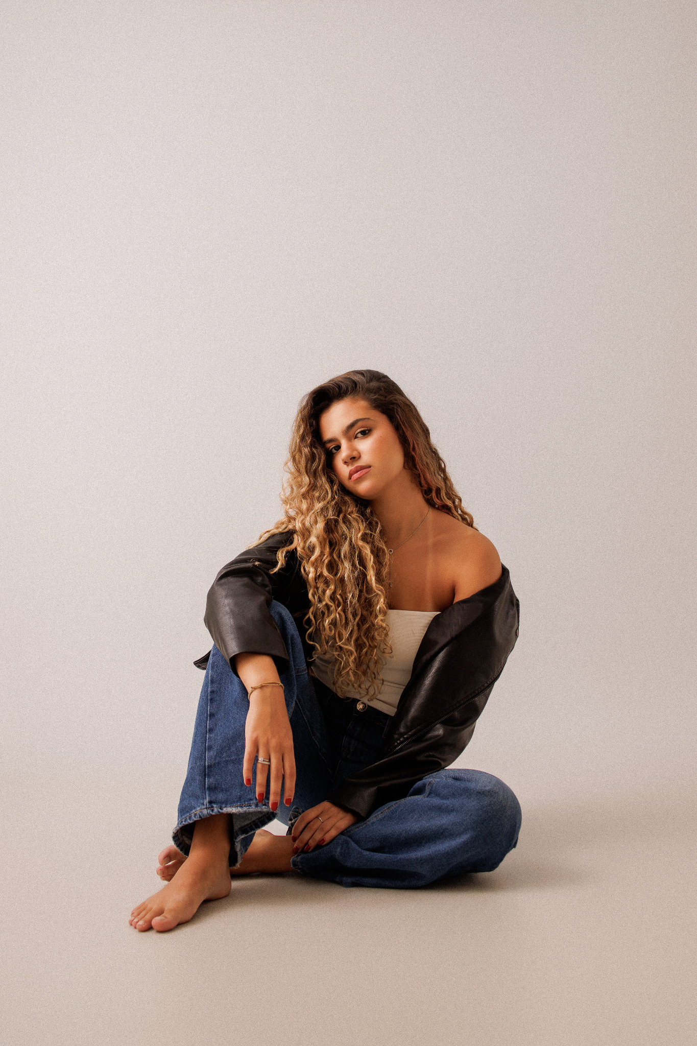 Sara sentada em ensaio editorial